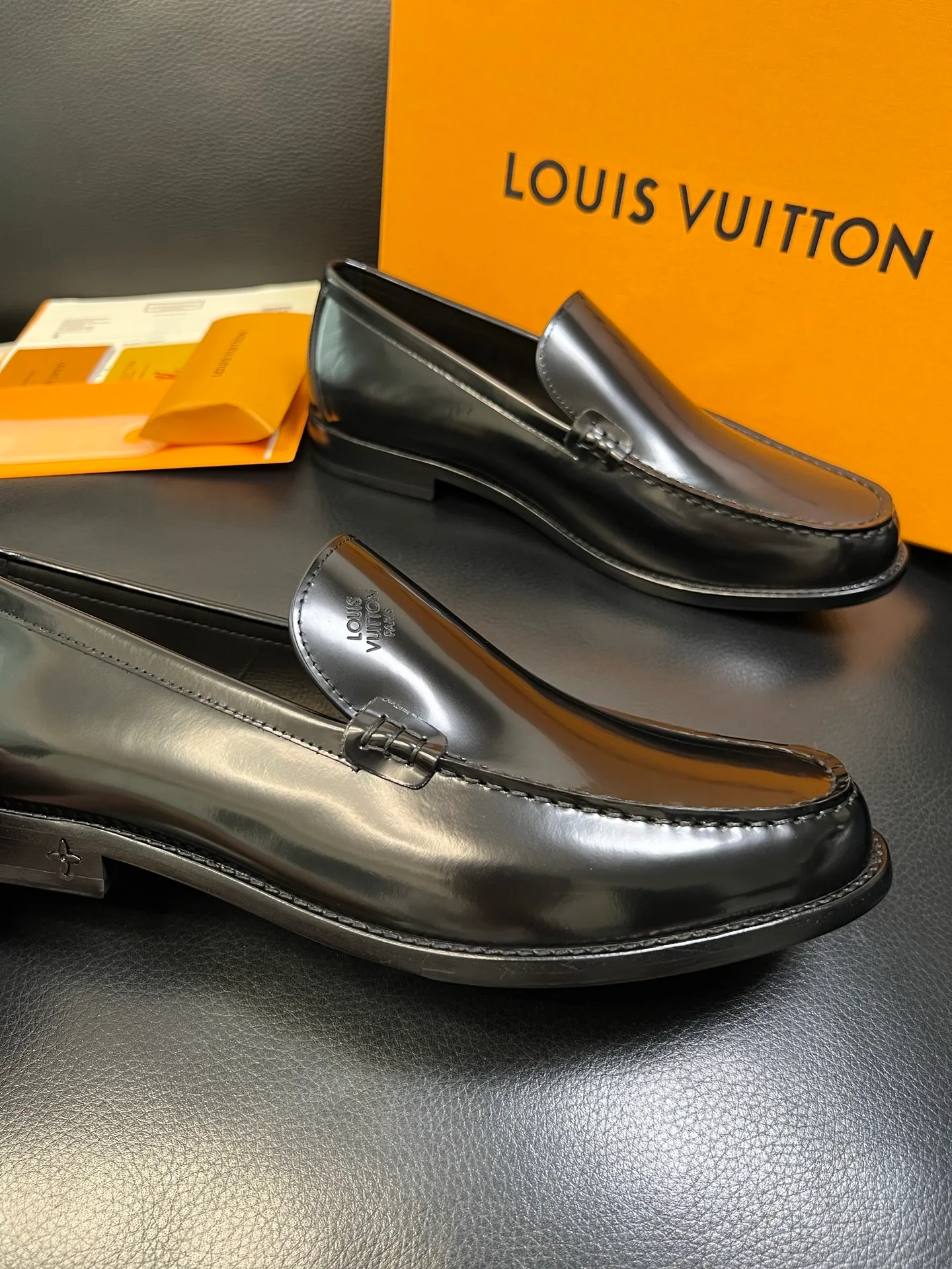Men's shoes 💰920 Lv high quality top crafts Louis Vuitton leather shoes counter synchronized with original factory configuration, uppers imported from Italy, imported water-dyed cowhide lining, soles: original genuine leather soles specially provided by the original factory, original factory and single goods, welcome to compare, code number 39-44 (customized 38 45 46)